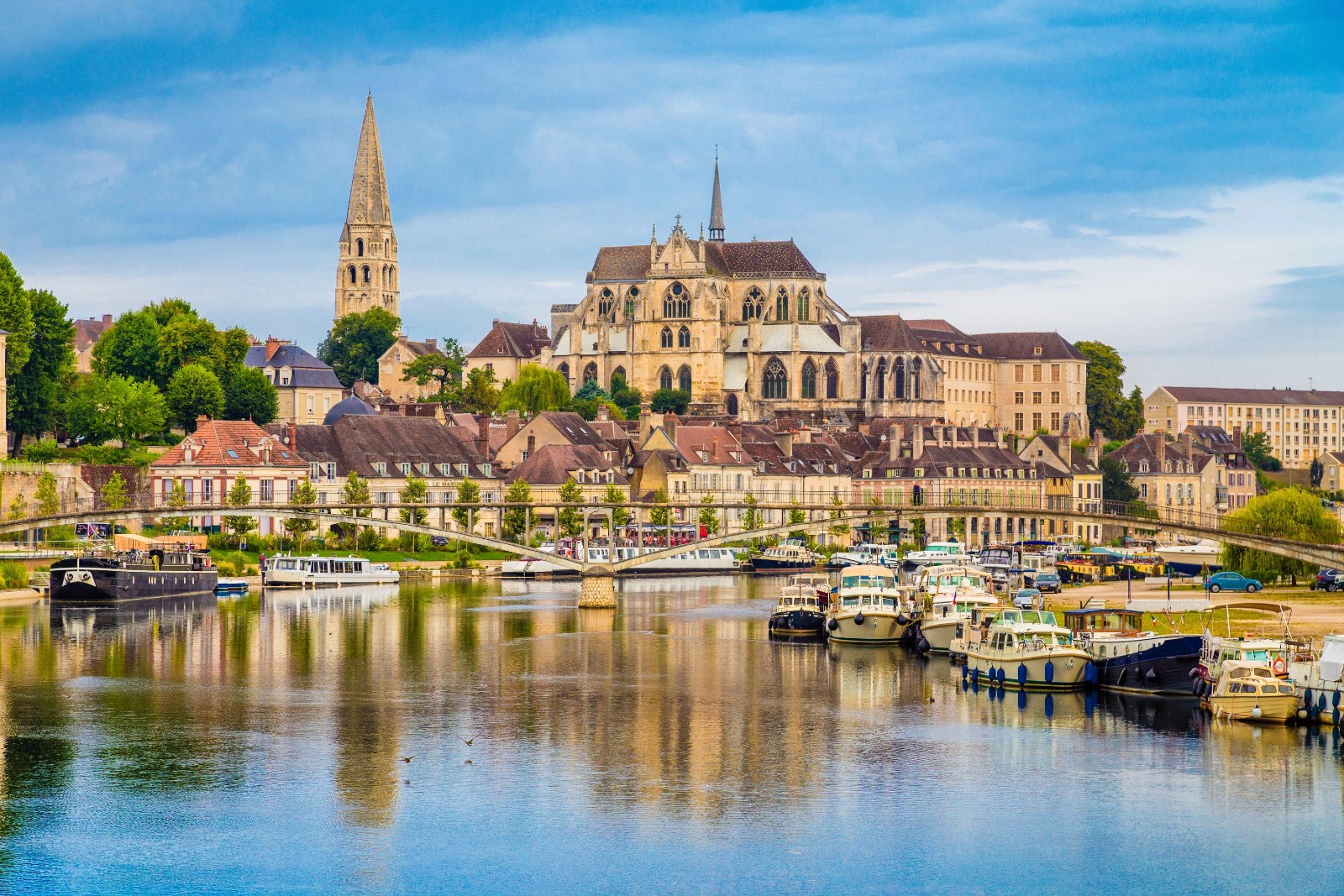 Vue panoramique d’Auxerre depuis l’Yonne avec la cathédrale Saint-Étienne et l’abbaye Saint-Germain