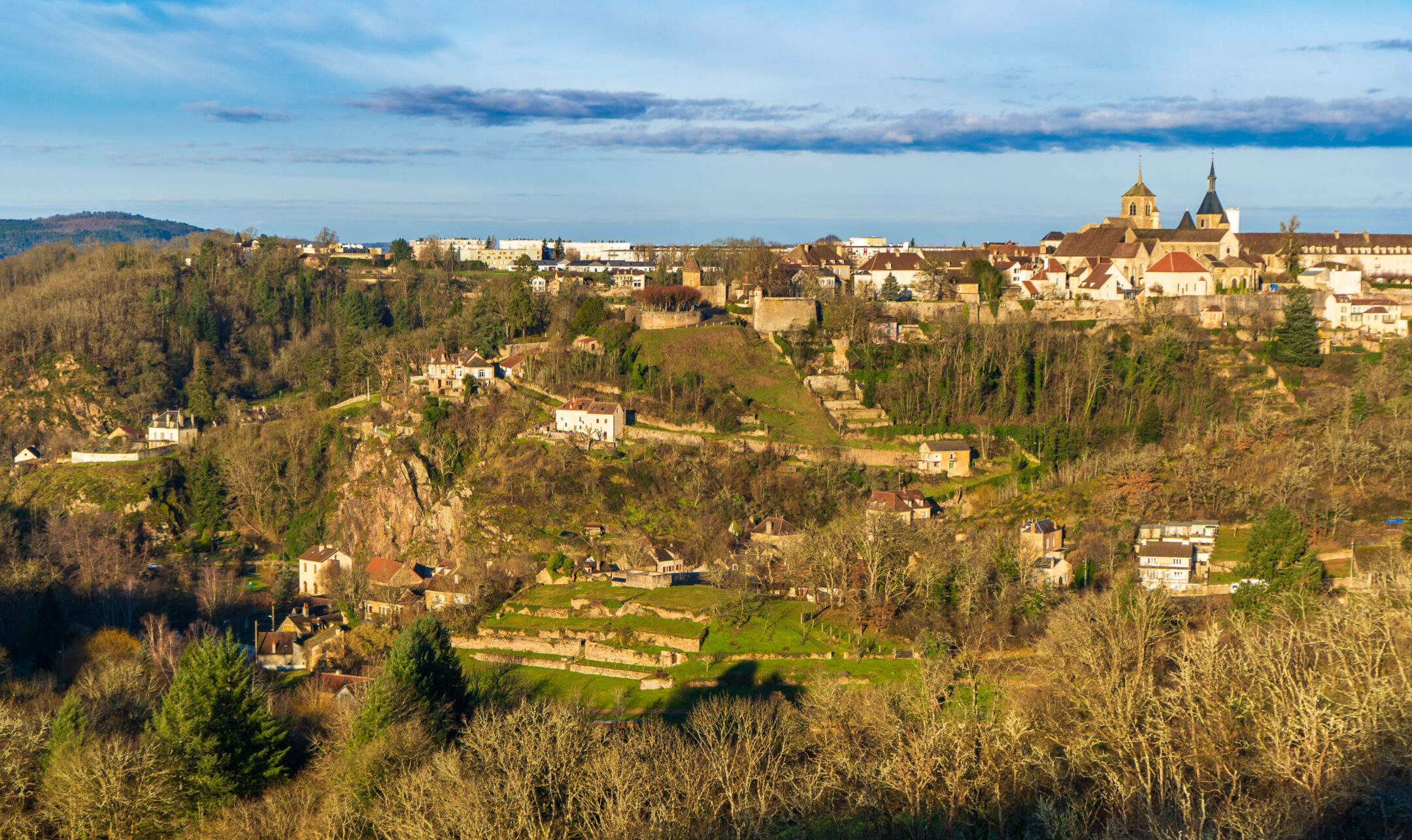 Vue panoramique d’Avallon perchée au-dessus de la vallée avec la collégiale Saint-Lazare et les remparts