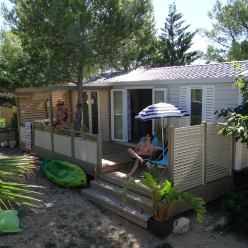 Vacanciers profitant du soleil sur la terrasse d’un mobil-home au camping Lou Cigalon à Martigues