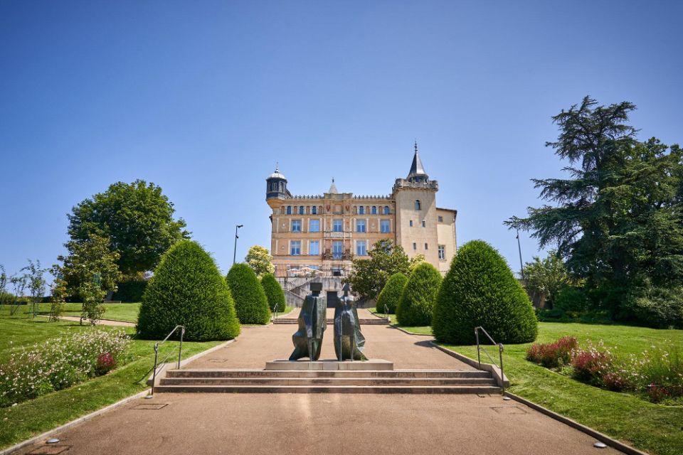 Vue du château de Saint-Priest depuis son parc