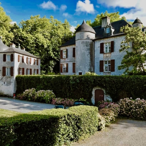 Château d’Urtubie à Urrugne entouré de verdure au cœur du Pays Basque