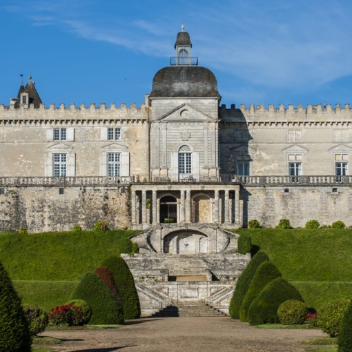 Château de Vayres en Gironde vu depuis ses jardins à la française sous un ciel bleu