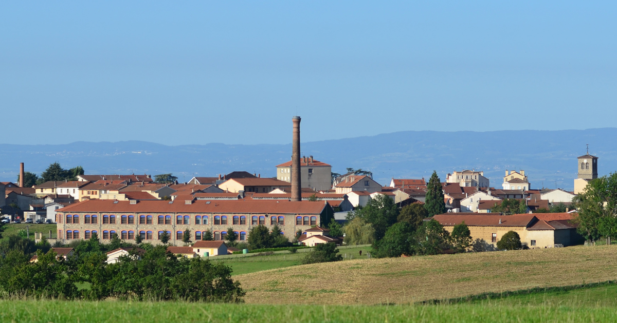 Vue panoramique de Chazelles-sur-Lyon avec ses anciennes usines et son clocher