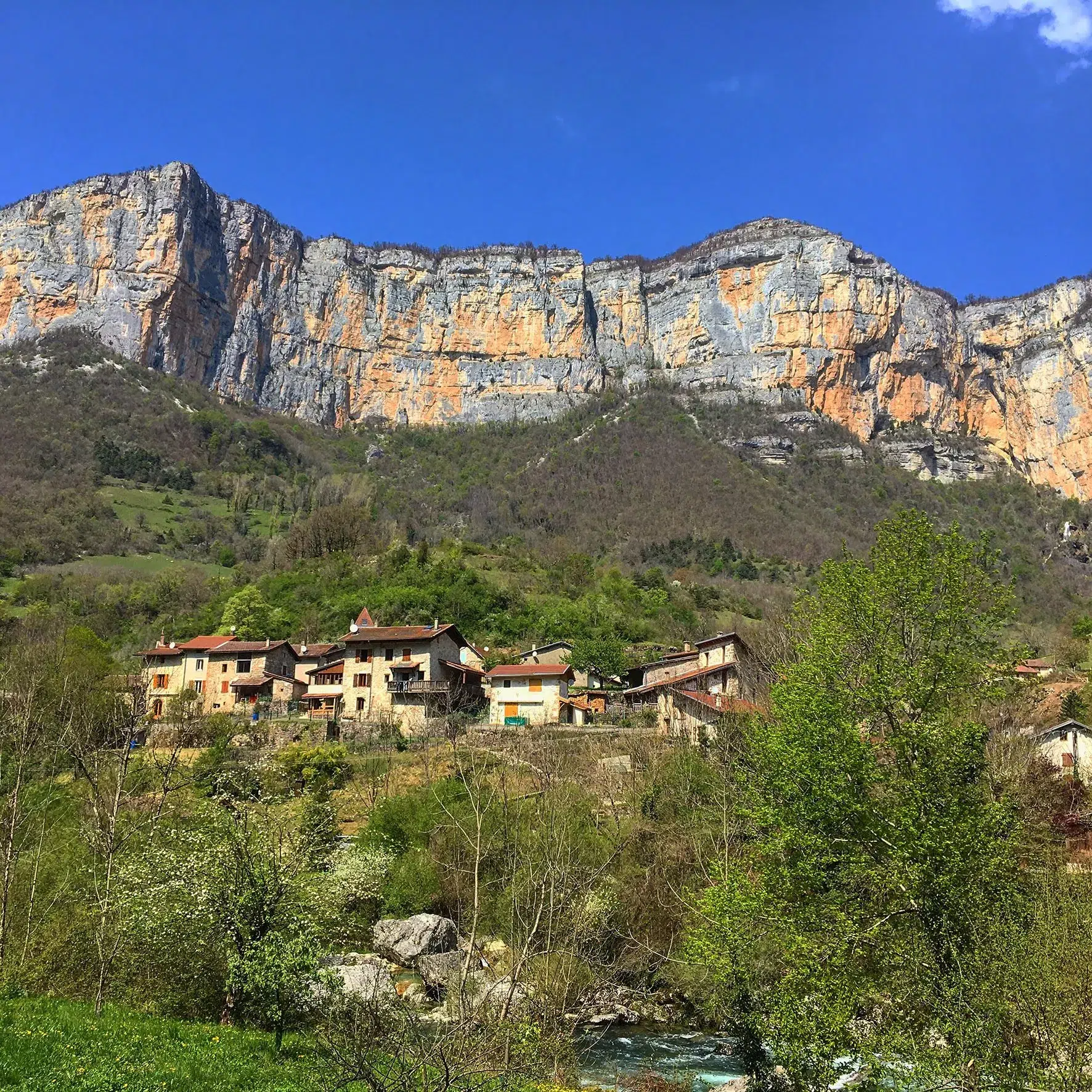 Village de Choranche au pied des falaises calcaires du Vercors