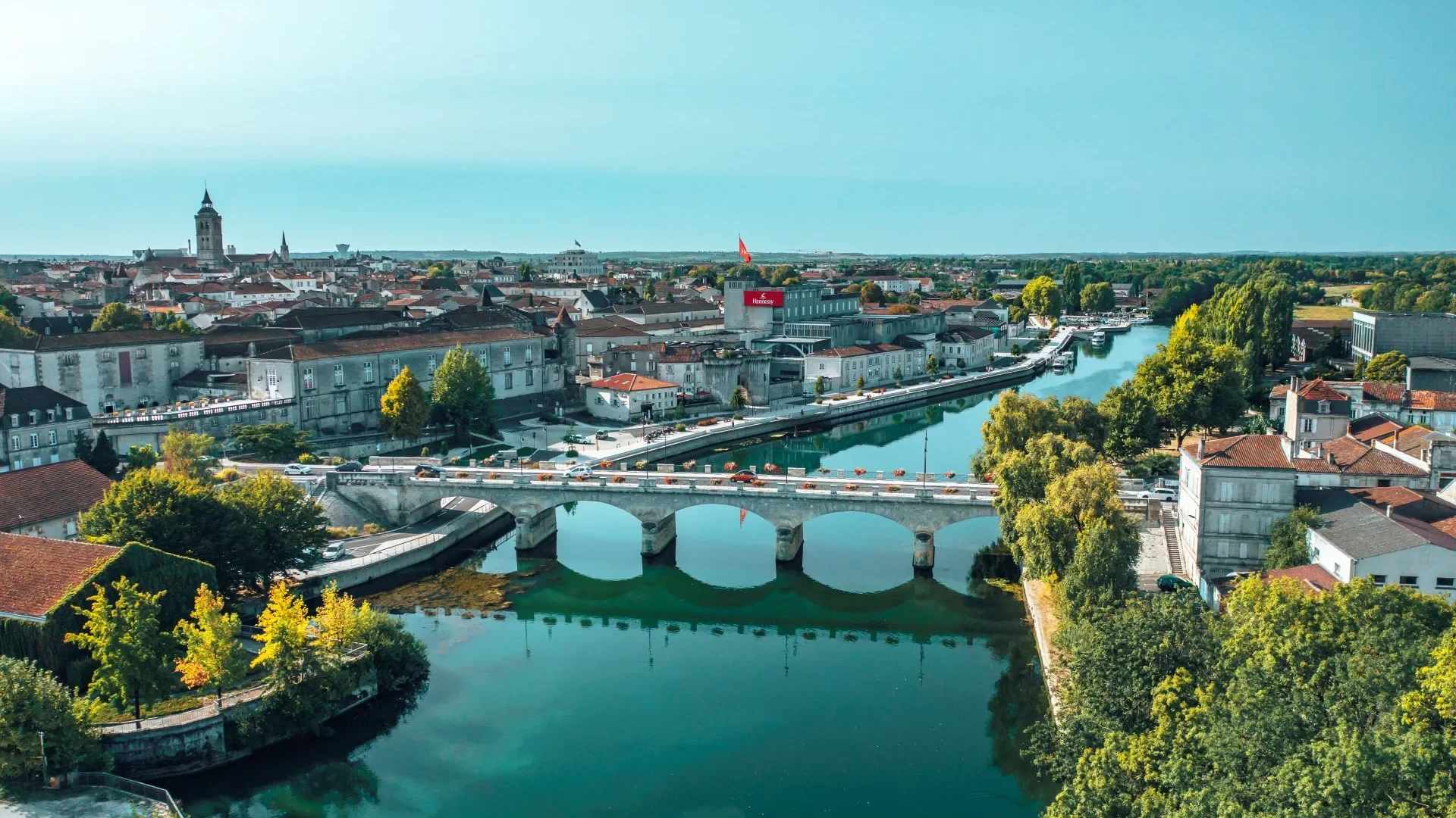 Vue panoramique de Cognac en Charente avec le pont, les quais, le centre historique et le fleuve Charente.