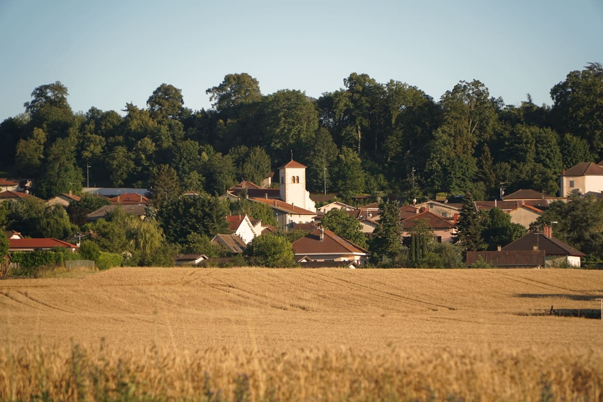 Vue de Diémoz avec son clocher et les champs du Nord-Isère