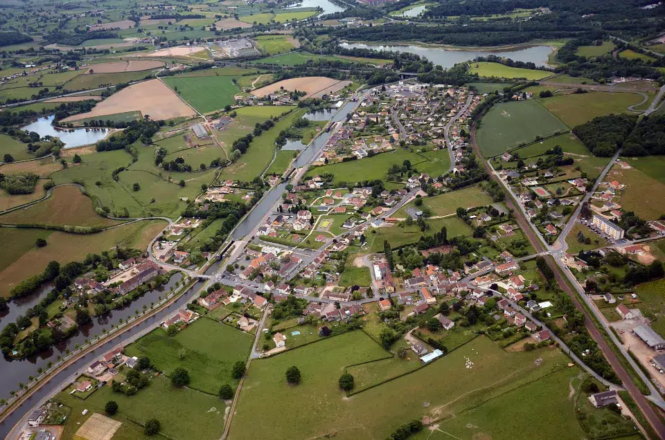 Vue aérienne d’Écuisses traversée par le canal du Centre en Saône-et-Loire