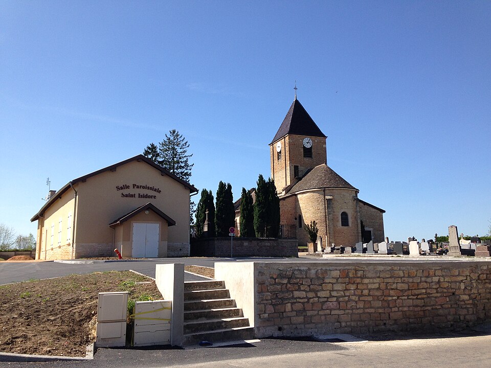 Vue de l’église Saint-Martin et de la salle paroissiale de Replonges dans l’Ain