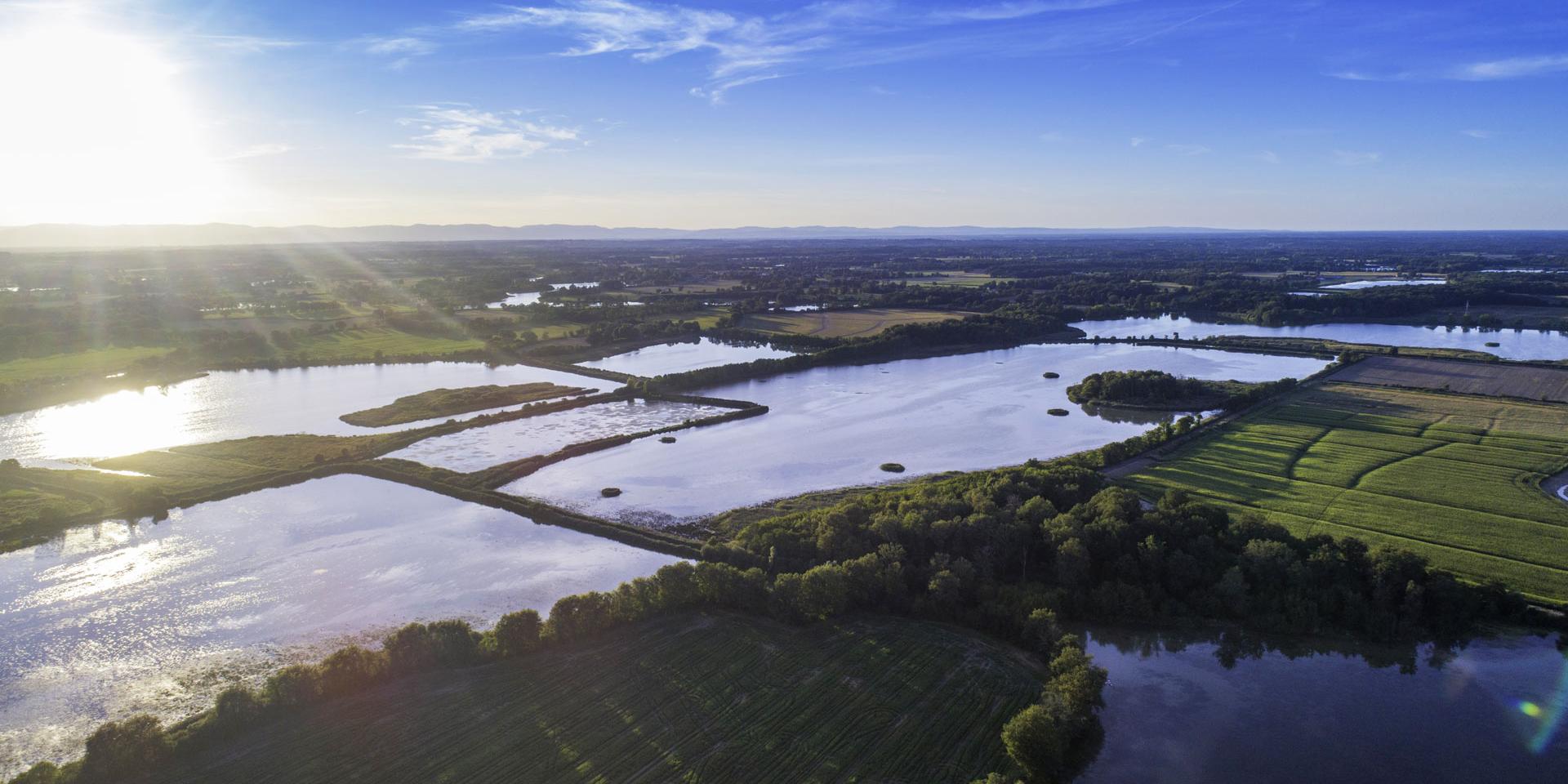 Vue aérienne des étangs et des paysages verdoyants autour de Villars-les-Dombes dans l’Ain