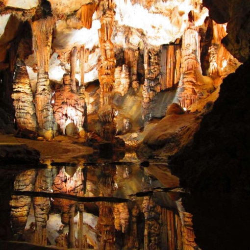 Superbes concrétions et reflets lumineux dans la Grotte de Limousis, près de Carcassonne, joyau souterrain de l’Aude.