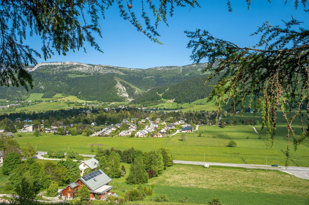 Vue panoramique de Lans-en-Vercors entouré de prairies et de montagnes