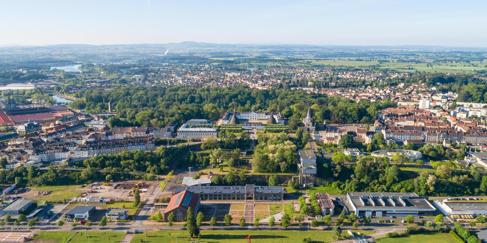Vue aérienne du Creusot avec le château de la Verrerie, son parc et le patrimoine industriel