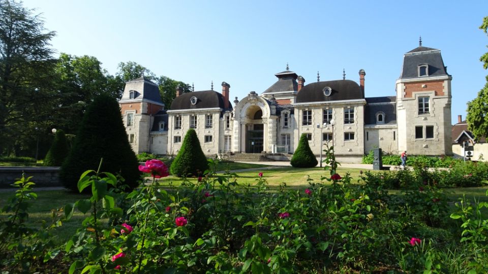 Thermes Lédonia de Lons-le-Saunier et fontaine dans le parc thermal