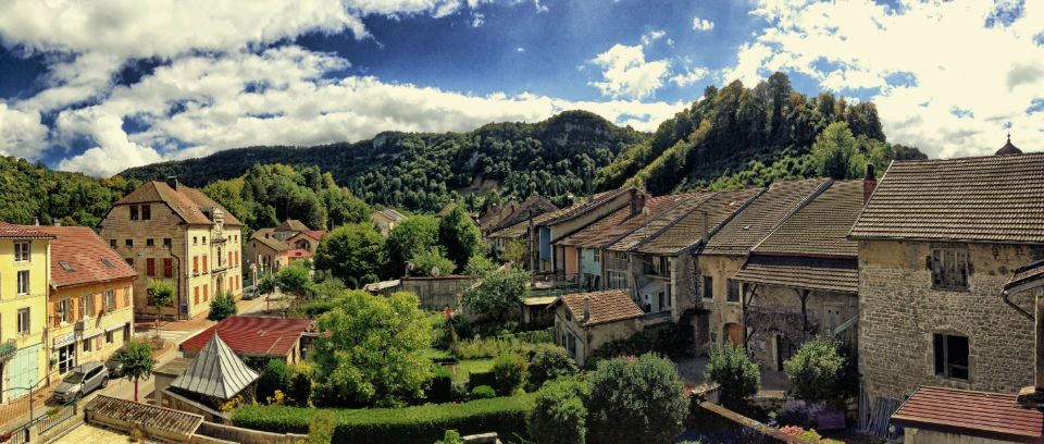 Vue du centre ancien de Moirans-en-Montagne entouré de collines boisées