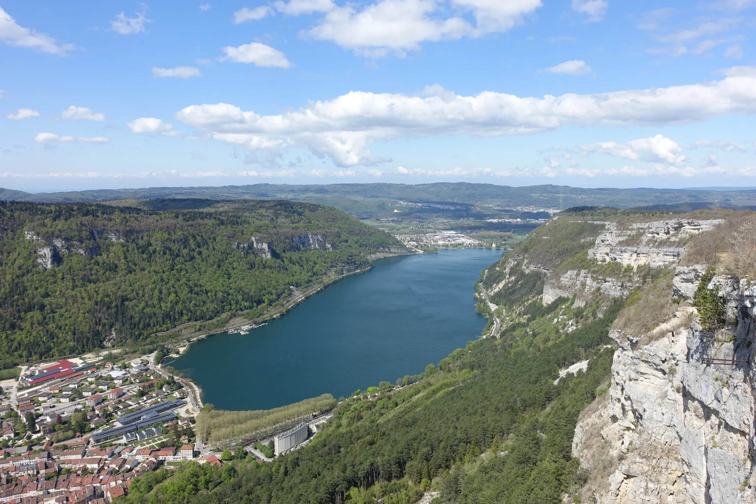 Vue panoramique sur le lac de Nantua entouré de falaises et de forêts dans le Haut-Bugey