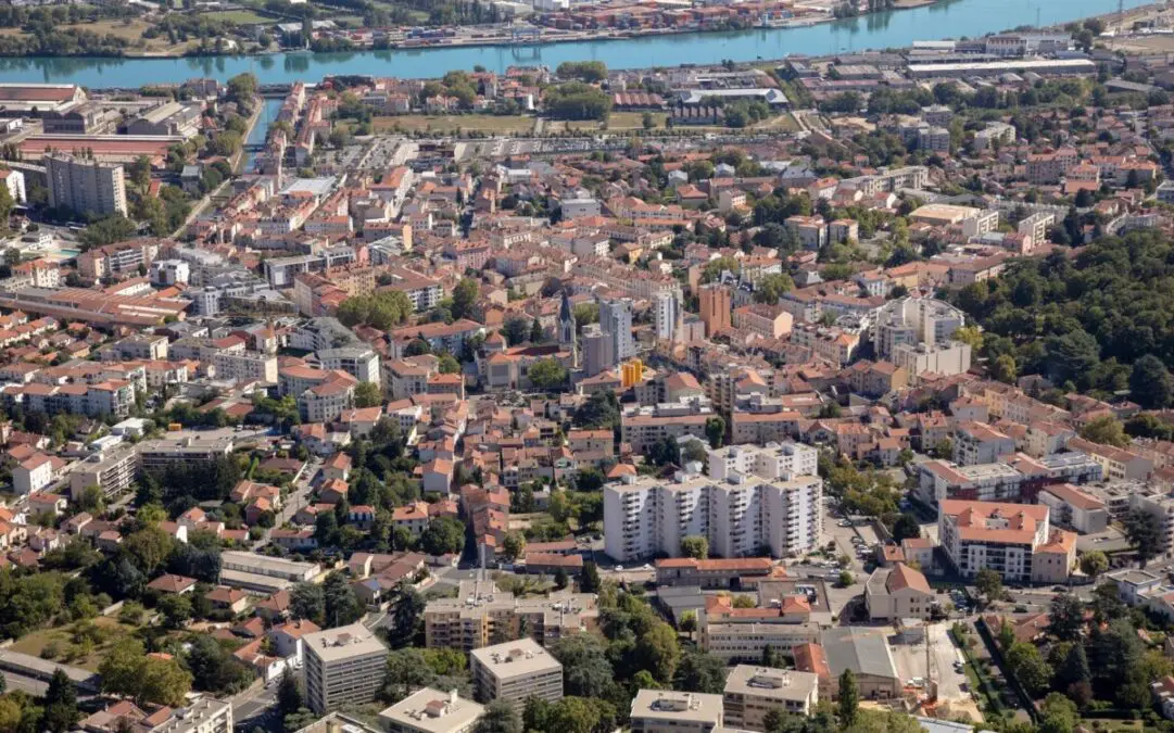 Vue aérienne du centre d’Oullins-Pierre-Bénite avec le Rhône en arrière-plan