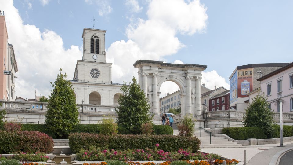 Vue du centre-ville d’Oyonnax avec son église, son arche monumentale et ses jardins fleuris