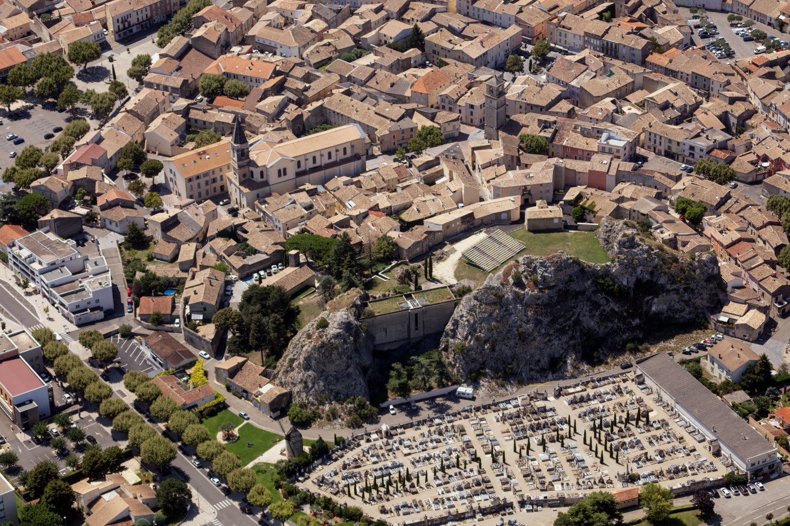 Vue aérienne du rocher et du centre historique de Pierrelatte