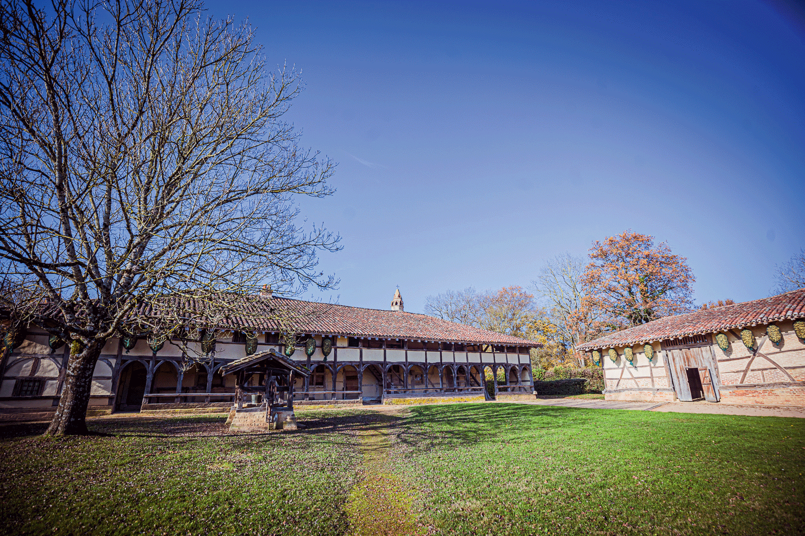 Ferme bressane traditionnelle à colombages entourée d’un parc arboré à Saint-Cyr-sur-Menthon
