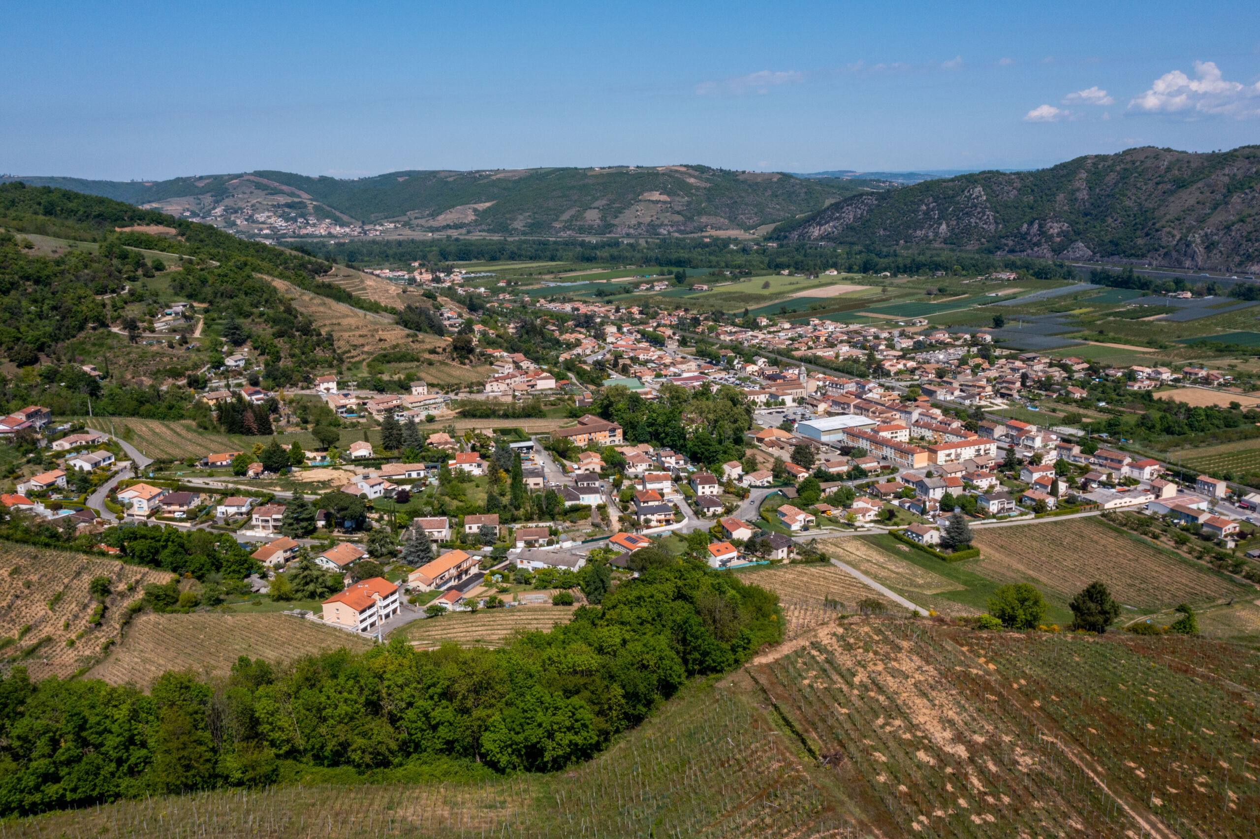 Vue panoramique de Saint-Jean-de-Muzols entre vignobles et collines ardéchoises