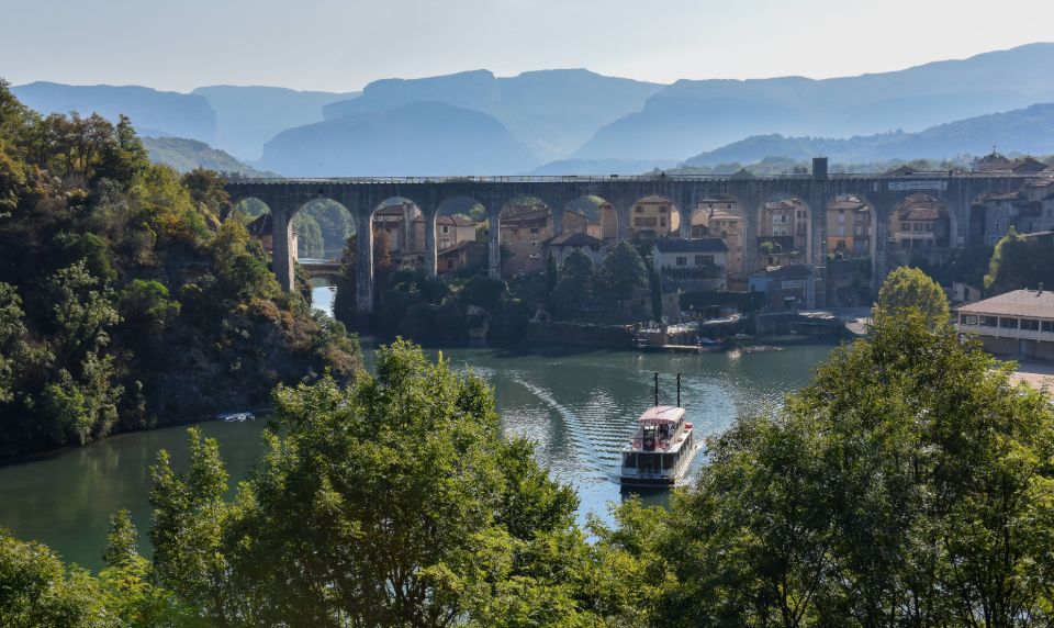 Aqueduc de Saint-Nazaire-en-Royans et bateau naviguant sur la Bourne