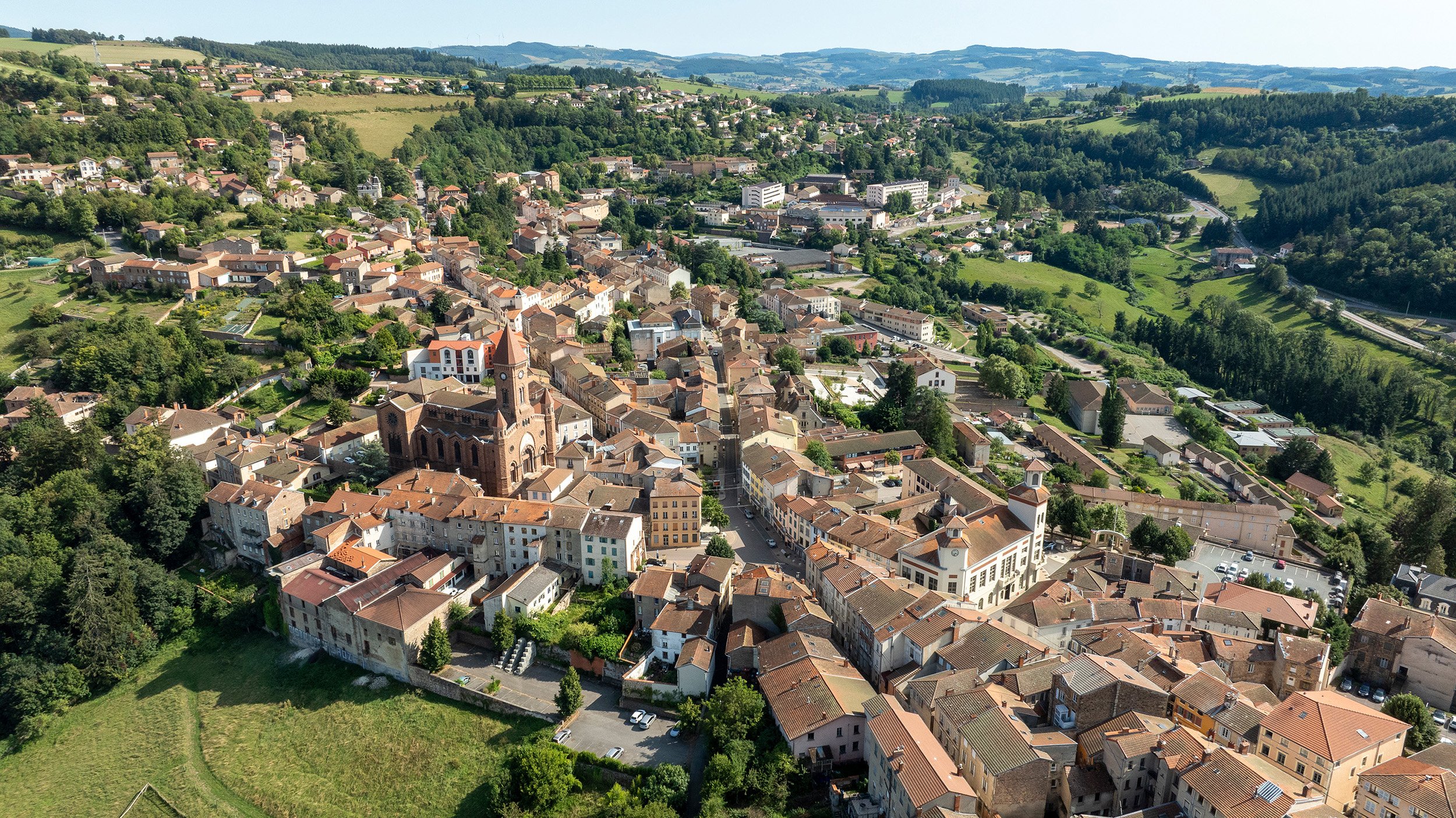 Vue aérienne de Thizy-les-Bourgs au cœur des collines du Beaujolais Vert