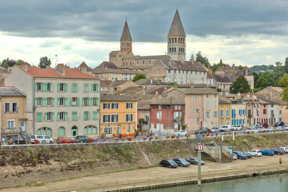 Vue de Tournus depuis la Saône avec l’abbaye Saint-Philibert dominant le centre historique