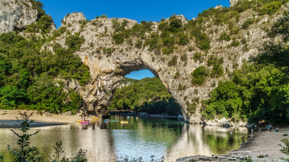 Le Pont d’Arc au-dessus de la rivière Ardèche à Vallon-Pont-d’Arc