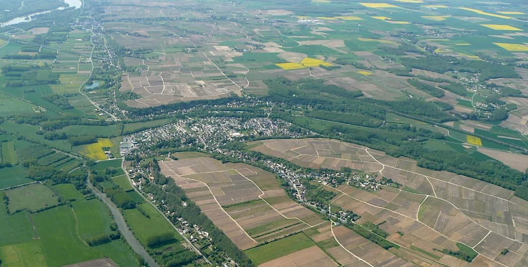 Vue aérienne de Vernou-sur-Brenne en Indre-et-Loire, entourée par les vignobles de Vouvray et la vallée verdoyante de la Brenne.