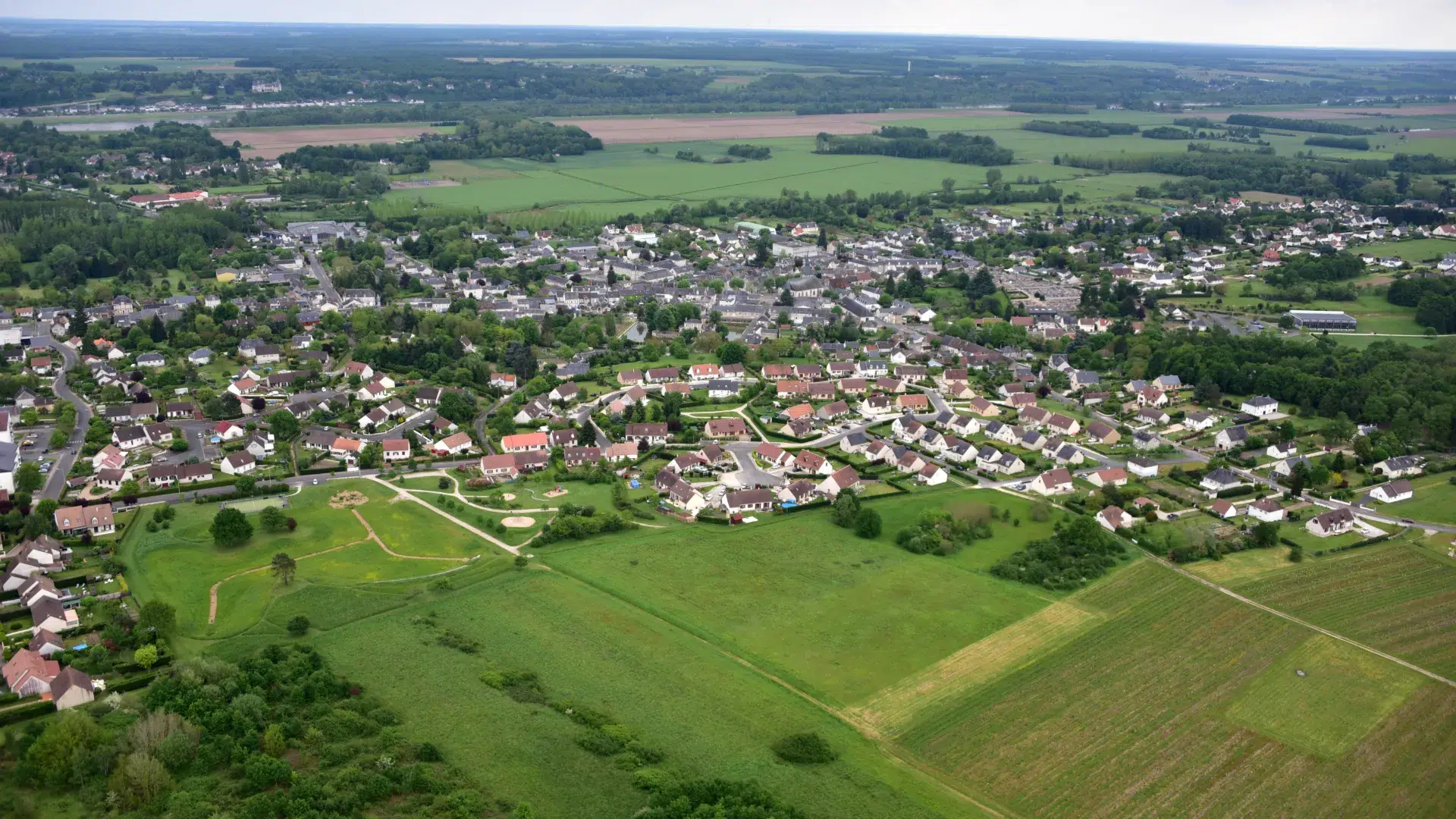 Vue aérienne d’Onzain, principal bourg de Veuzain-sur-Loire dans le Loir-et-Cher, entouré de campagne et d’espaces verdoyants.