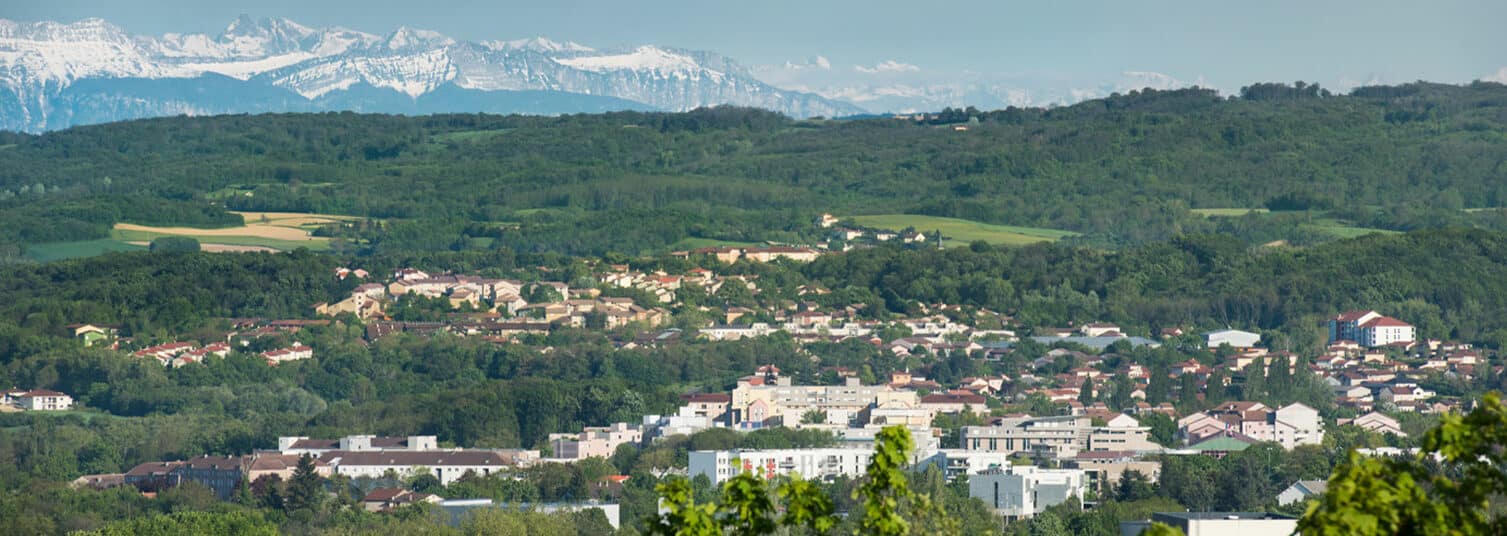 Vue panoramique de Villefontaine avec les Alpes en arrière-plan
