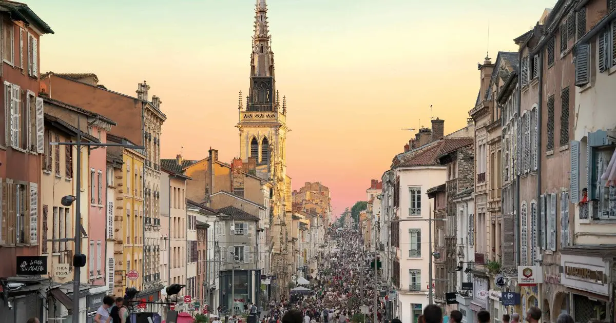 Vue de la rue Nationale et de la collégiale Notre-Dame-des-Marais à Villefranche-sur-Saône