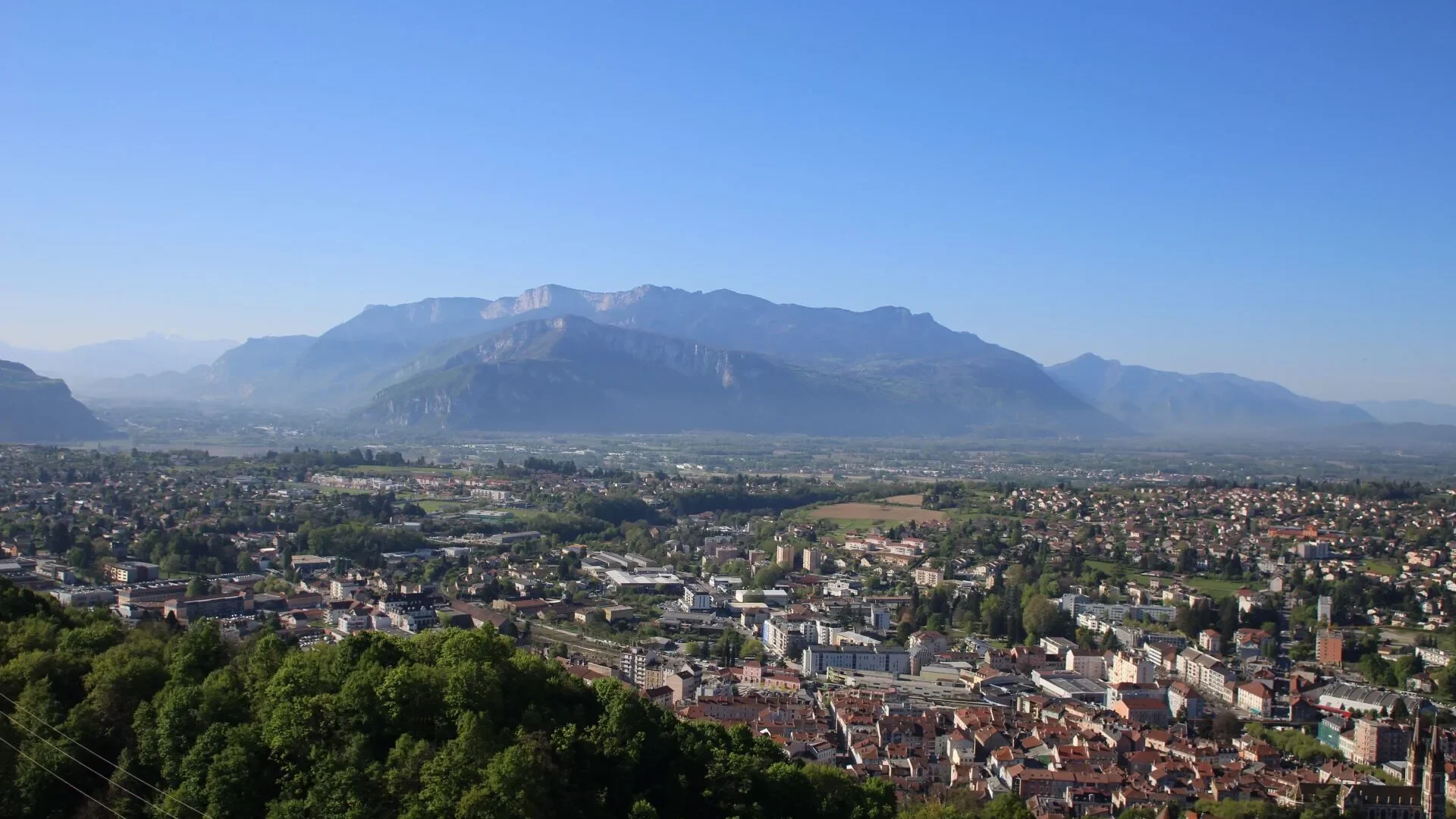 Vue panoramique de Voiron avec le massif de la Chartreuse en arrière-plan