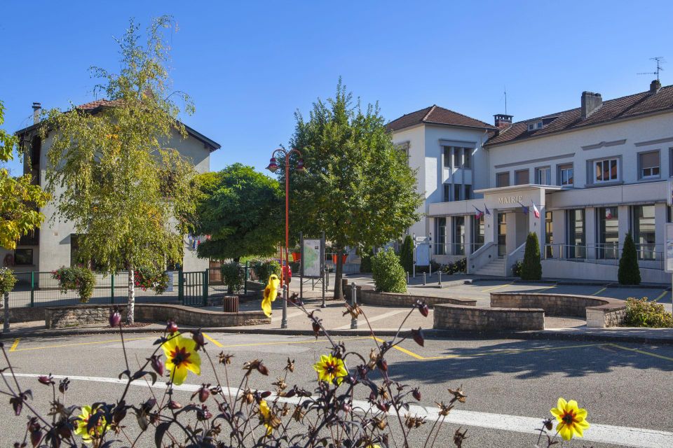 Vue de la mairie et du centre du village d’Injoux-Génissiat dans l’Ain