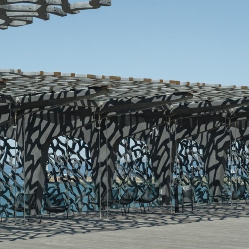 Terrasse du Mucem à Marseille avec sa structure ajourée emblématique offrant une vue sur la mer Méditerranée