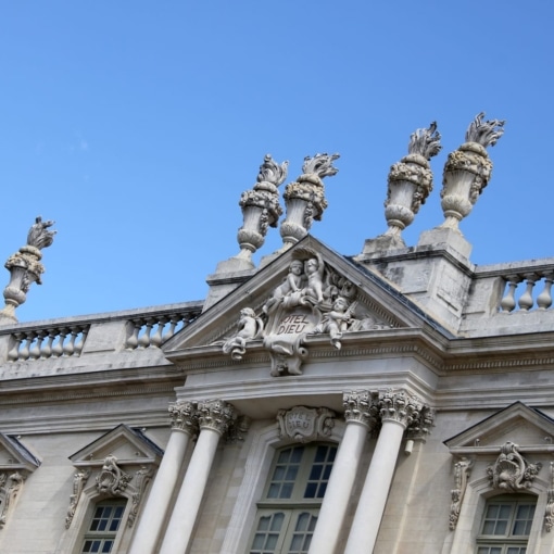Façade de la bibliothèque-musée l’Inguimbertine à Carpentras dans le Vaucluse, lieu de culture et de patrimoine.