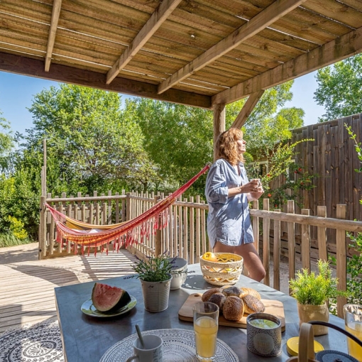 Séjour détente en terrasse bois au camping à Sérignan sous le soleil du sud de la France