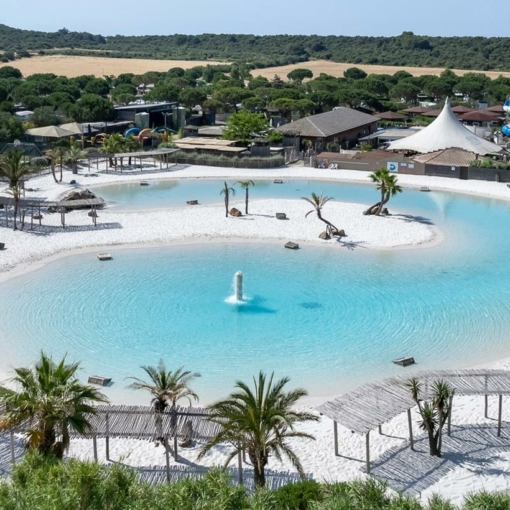 Lagune turquoise et plage de sable blanc au camping Sandaya Domaine de la Dragonnière à Vias
