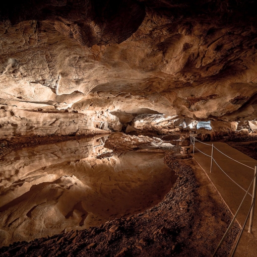 Galerie souterraine éclairée des Grottes de Sare, au cœur du Pays Basque, entre formations rocheuses et reflets minéraux.