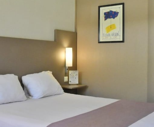Chambre double confortable à l’Hôtel Cristol à Avignon.