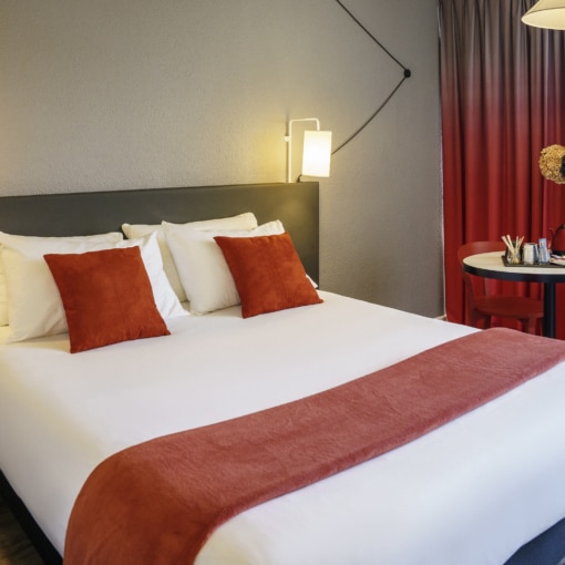 Chambre moderne et élégante à l’Hôtel Ibis Centre Alès.