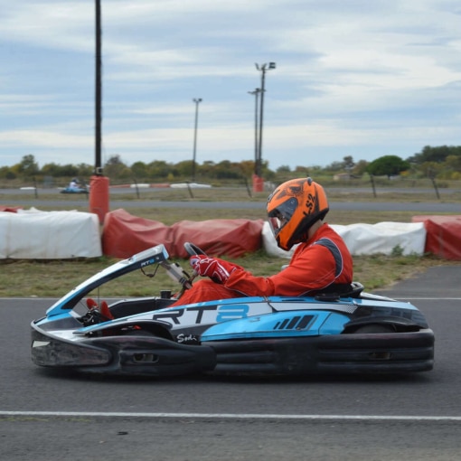Pilote en kart sur le circuit Mega Kart à Vias, course de vitesse et sensations fortes sur la piste de l’Hérault