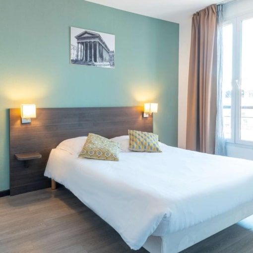 Chambre moderne et lumineuse du Comfort Aparthotel Nîmes Centre, proche des arènes et du centre historique de Nîmes