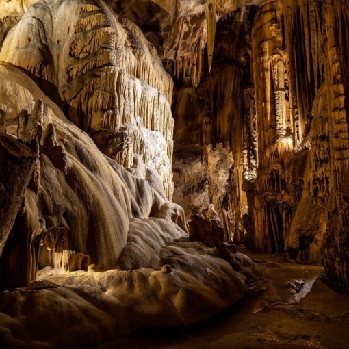 Formations calcaires monumentales et galeries naturelles des Grottes d’Isturitz et d’Oxocelhaya, à Saint-Martin-d’Arberoue dans les Pyrénées-Atlantiques.