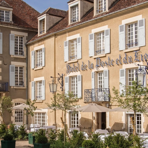 Façade élégante de l’Hôtel de la Poste et du Lion d’Or à Vézelay.