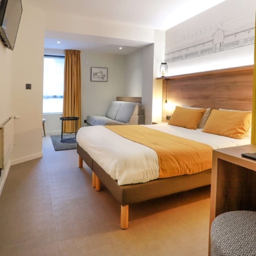 Chambre moderne et lumineuse à l’Hôtel des Halles à Dijon.