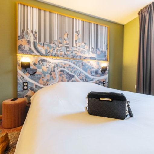 Chambre design et colorée à l’Hôtel Ibis Styles Lyon Croix-Rousse.