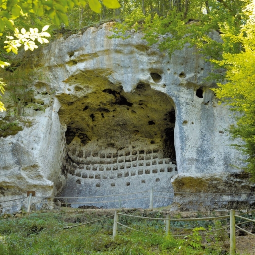 Site troglodytique du Conquil à Saint-Léon-sur-Vézère, creusé dans la falaise calcaire.