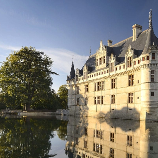 Château Renaissance entouré d’eau et de verdure au cœur du Val de Loire