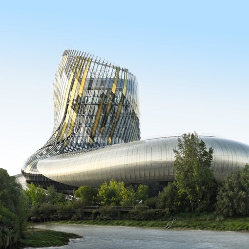 Vue extérieure de la Cité du Vin à Bordeaux, bâtiment moderne emblématique au bord de la Garonne